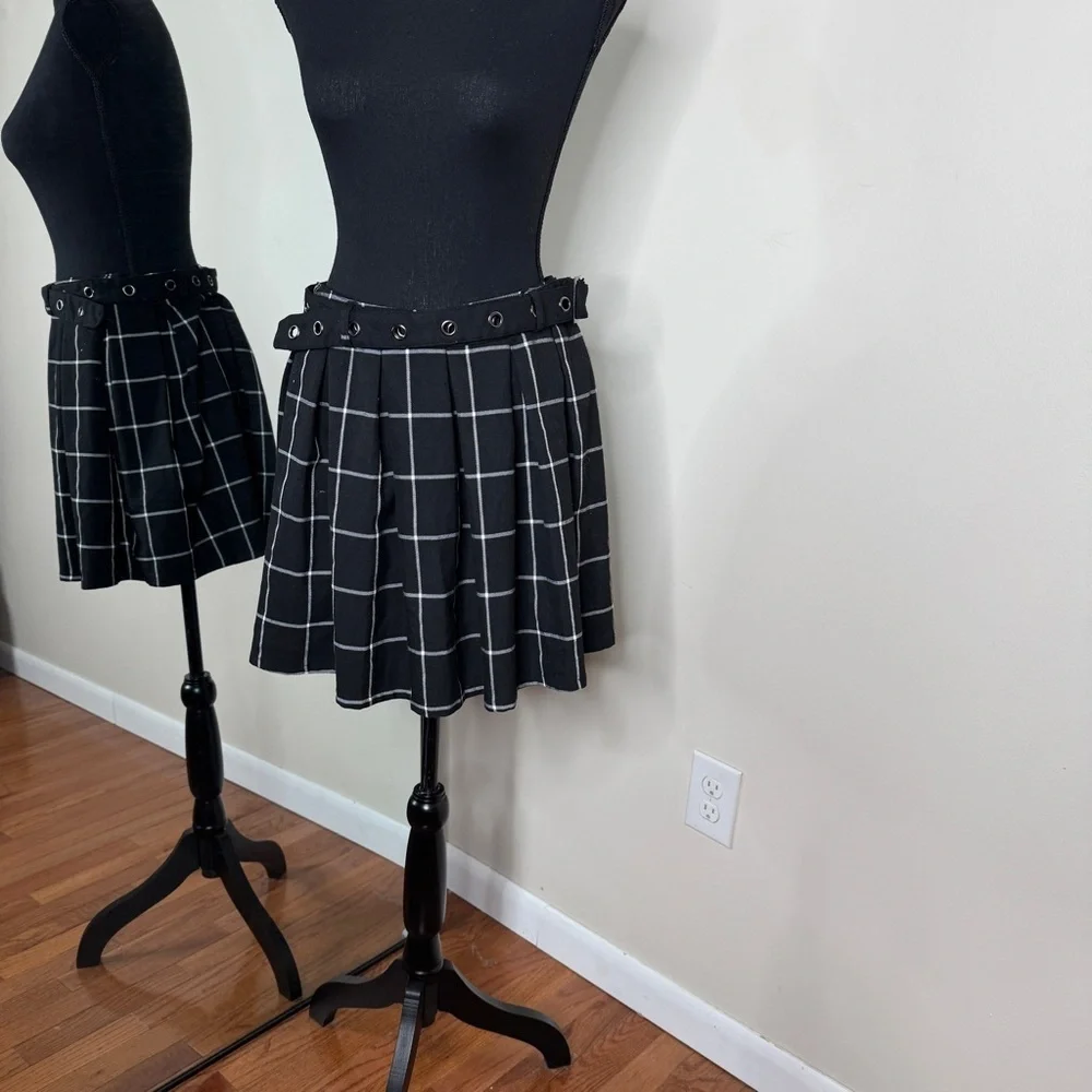 Hot Topic Y2K Plaid Skater Mini Grommet Pleated Mini Skirt Black White Size L